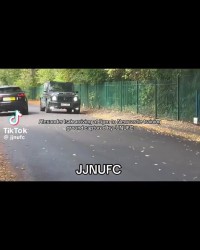 人人喊打😨一群纽卡小球迷追着伊萨克车骂“老鼠，滚出这里！”